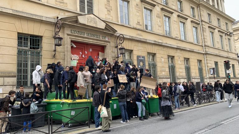 Henri-IV students opposed to 49.3 on the pension reform block the entrance to the high school