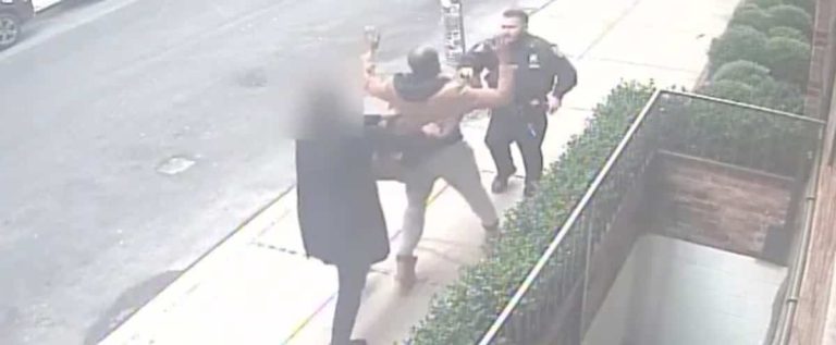 Heroic gesture in New York: he apprehends an armed man fleeing the police