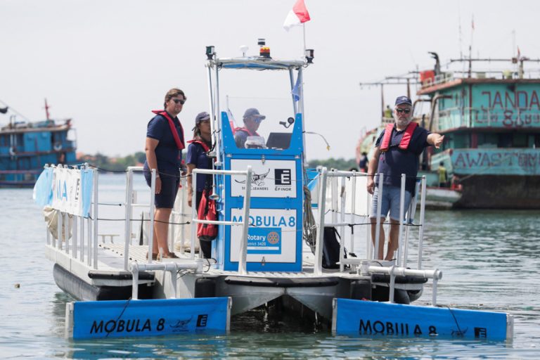 Indonesia |  A depollution boat against the scourge of plastic at sea in Bali