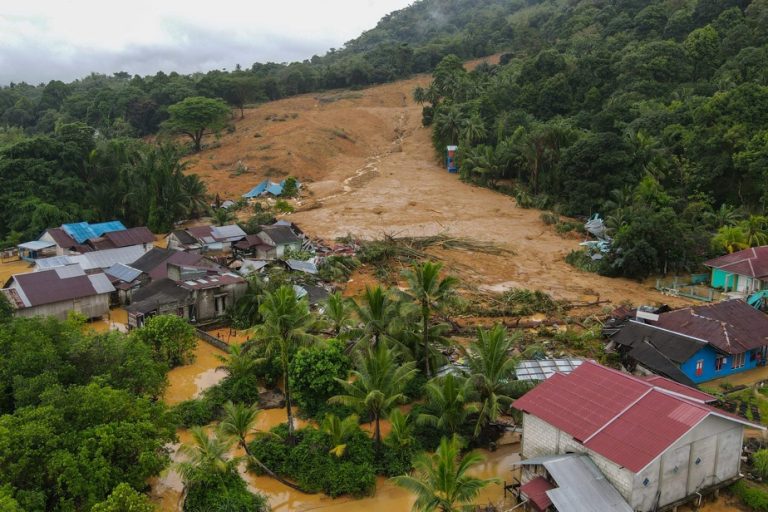 Indonesia: at least 30 dead in a landslide