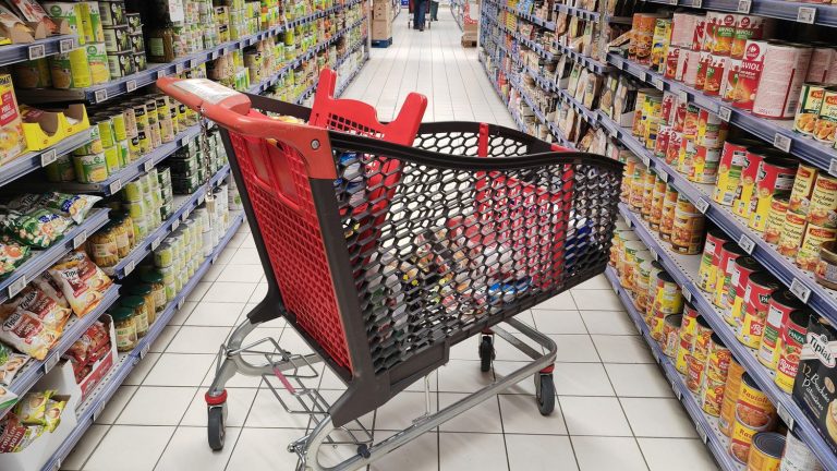 “Inflation won’t stop at the door of the stores because a distributor launches its own” anti-inflation basket, says a specialist in mass distribution