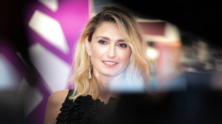 Julie Gayet portrays women she admires in “Together we are stronger”