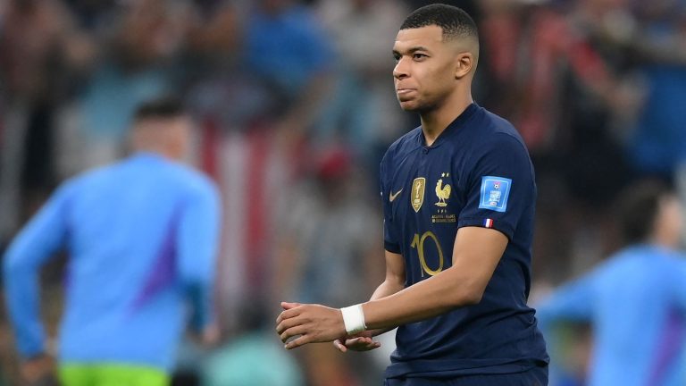 Kylian Mbappé “has the shoulders to be a captain, to be a leader”, assures Bixente Lizarazu, football consultant for franceinfo