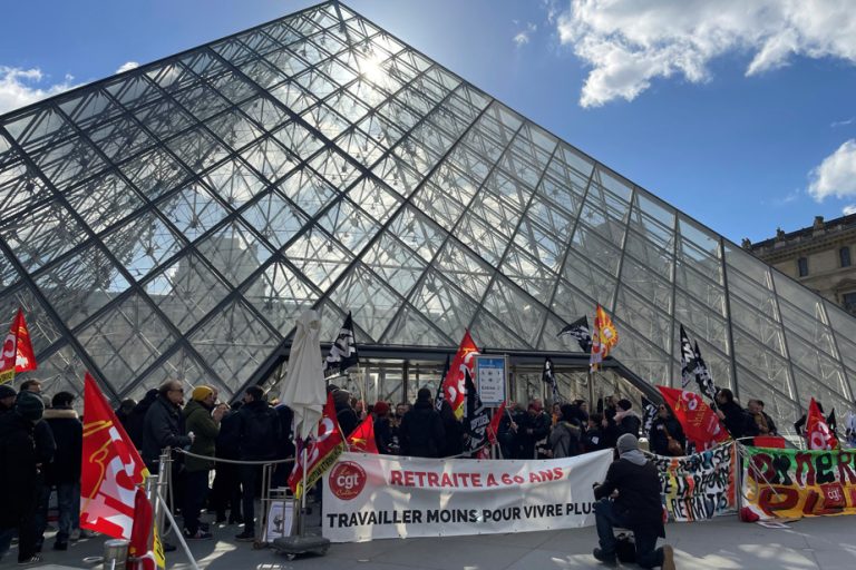 Louvre Museum |  Employees participate in the strike movement and force the closure