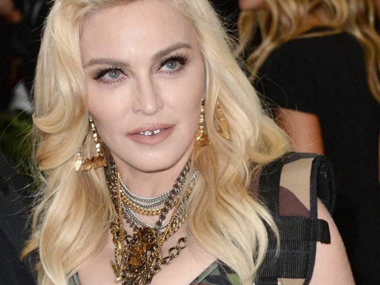 Madonna accepts the invitation of this French singer on her album for not one but three titles: a great first!