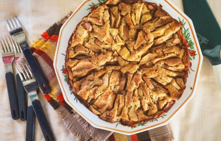 Maple cake, apples and dune pepper