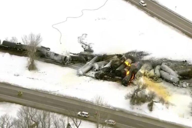 Minnesota |  A train carrying ethanol derails, the population evacuated