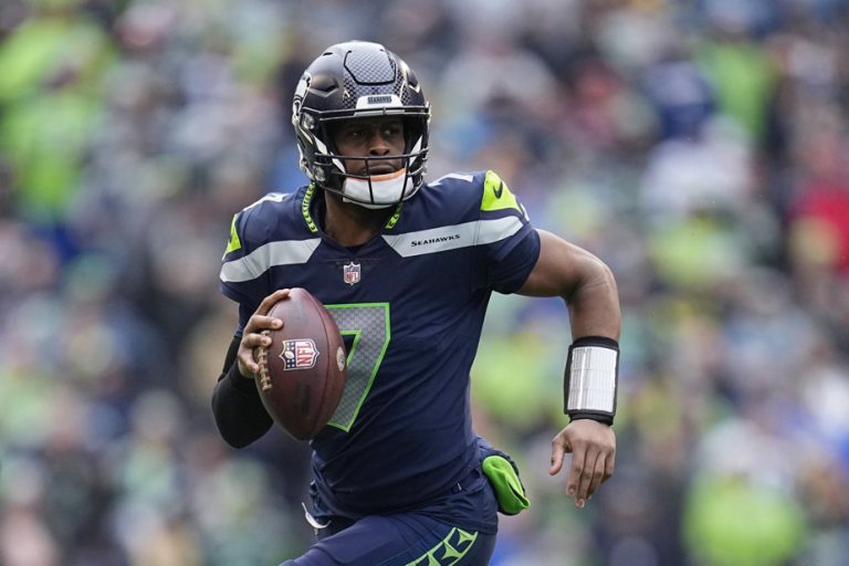 NFL |  Geno Smith signs long-term deal with Seattle Seahawks