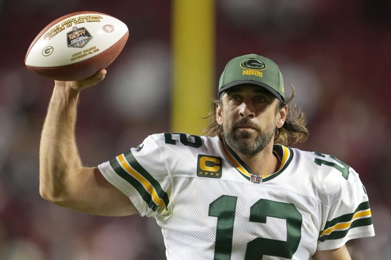 NFL |  Aaron Rodgers officially traded to the Jets