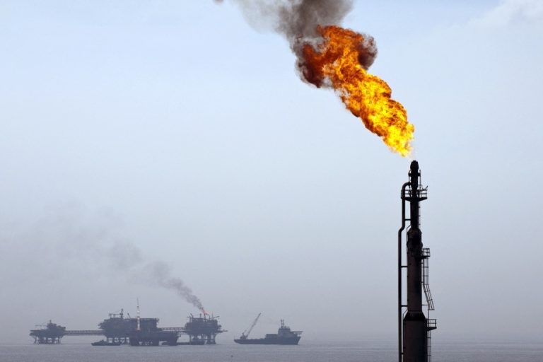 Oil ends at its lowest level since December 2021