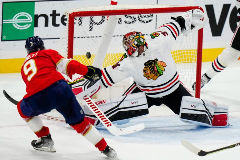 Panthers beat Blackhawks 4-3