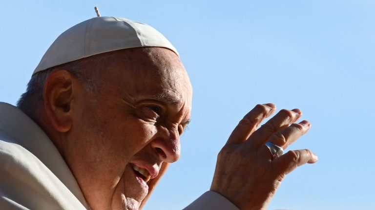 Pope Francis suffers from a respiratory infection and will remain hospitalized “a few days”, announces the Vatican