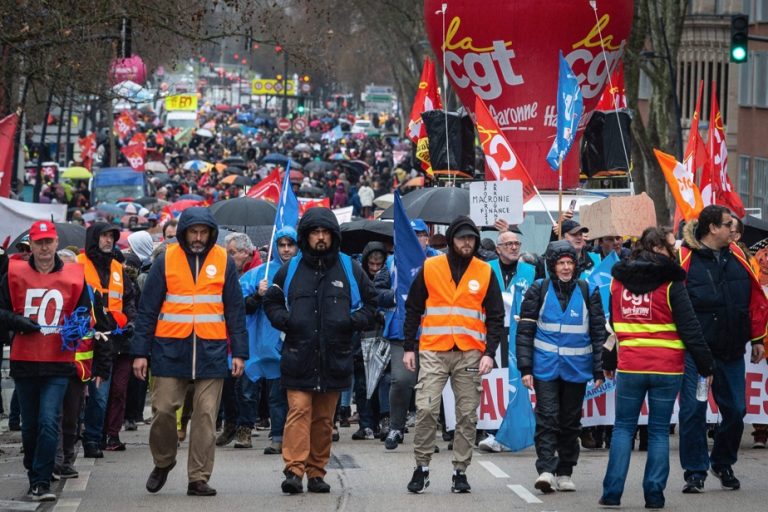 Retreats in France |  Test mobilization day against the reform