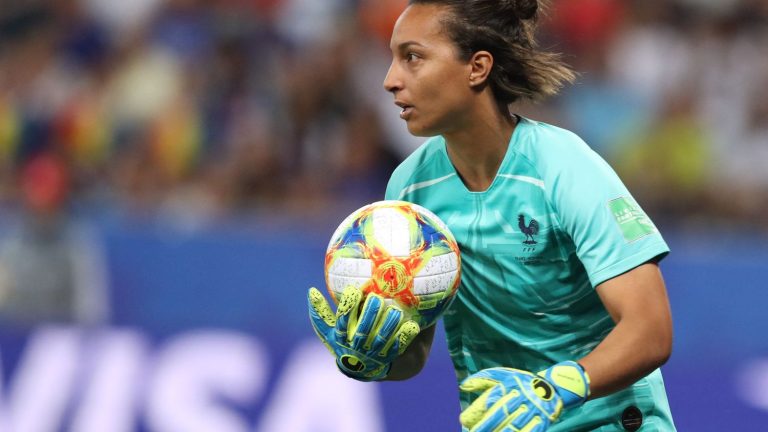 Sarah Bouhaddi, withdrawn from Les Bleues since 2020, announces that she is again ready for the France team