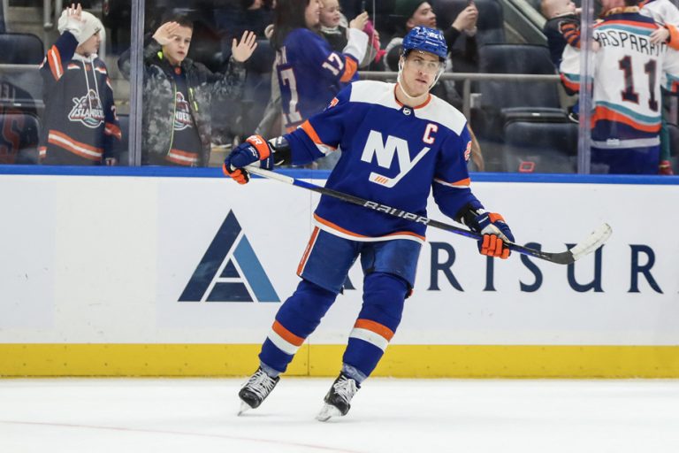 Saturday in the NHL |  Two Anders Lee goals propel Islanders to victory