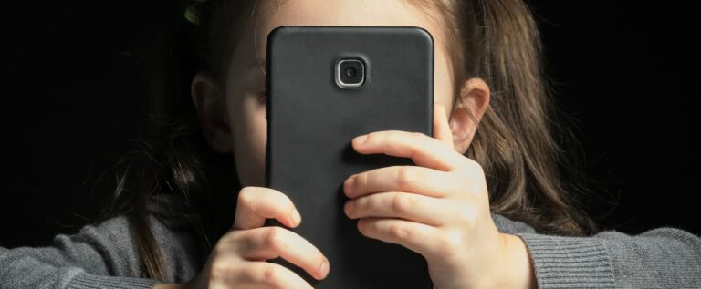 Screens should be banned from schools, says expert