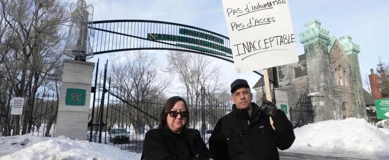 She cannot bury her father because of the conflict which paralyzes the Notre-Dame-des-Neiges cemetery