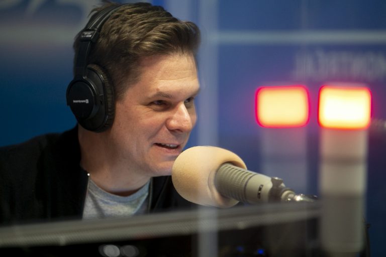 Since you have to get up at 98.5 |  Patrick Lagacé will replace Paul Arcand