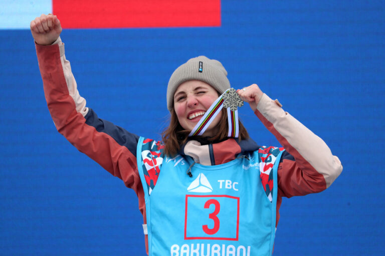 Snowboard World Championships |  Elizabeth Hosking takes silver in halfpipe