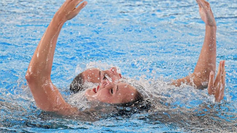 “Sometimes you hear bombs falling not far from the swimming pool”, confide the Aleksiyiva sisters who are training as best they can for Paris 2024