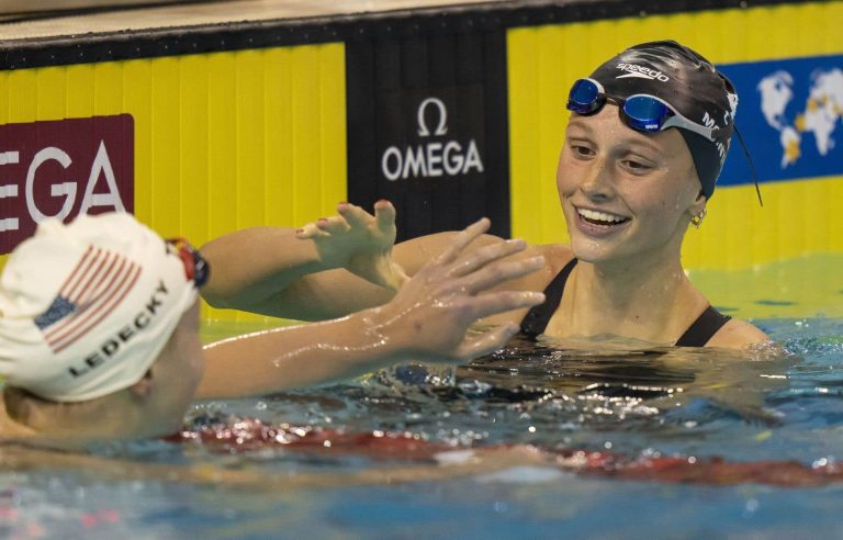 Summer McIntosh sets world record in 400m freestyle