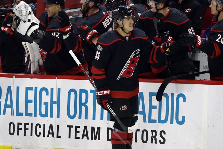 Sunday in the NHL |  Teuvo Teravainen scores hat trick in Hurricanes win