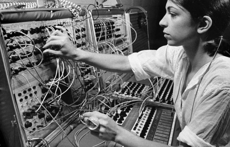 Suzanne Ciani will give a performance with her Buchla synthesizer at the OK LÀ festival