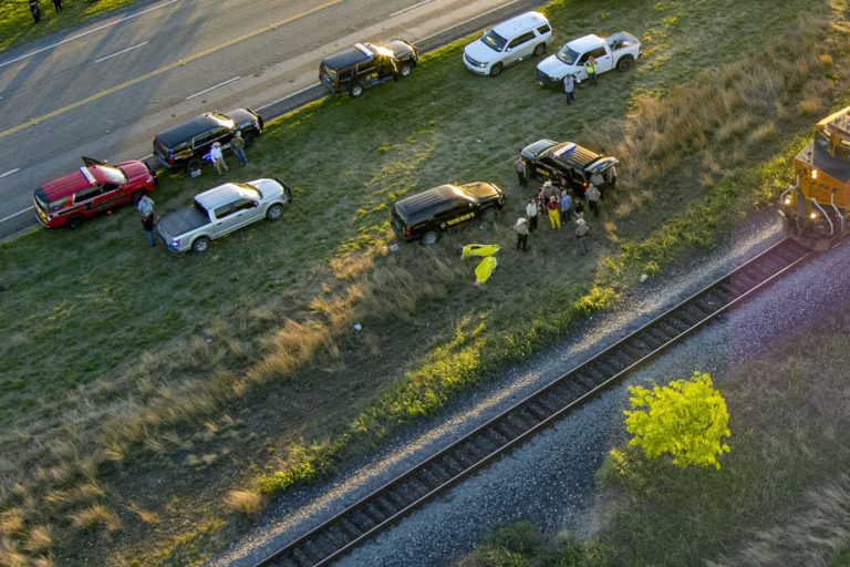 Texas |  Two dead among 15 migrants found trapped in a train