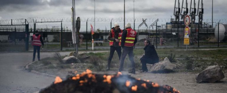 The French government, targeted by two motions of censure, in the midst of a political crisis