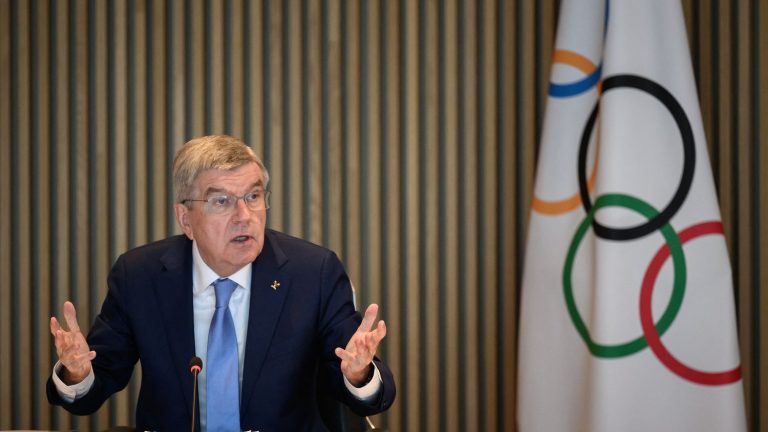 The IOC recommends the return of Russians and Belarusians to international competitions but postpones its decision for the Paris 2024 Olympics