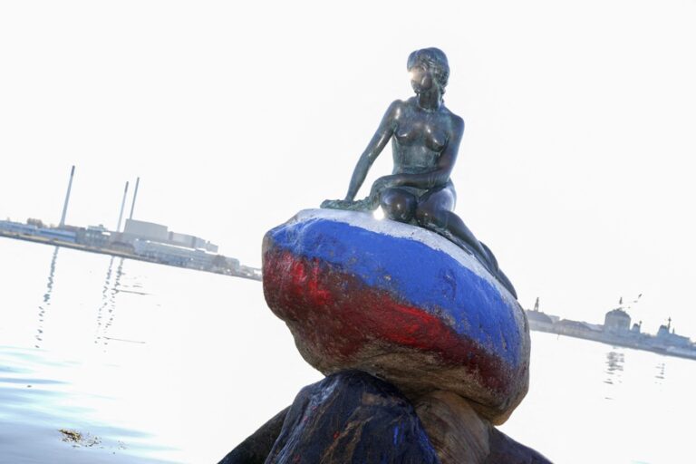 The Little Mermaid vandalized, a Russian flag painted on the base