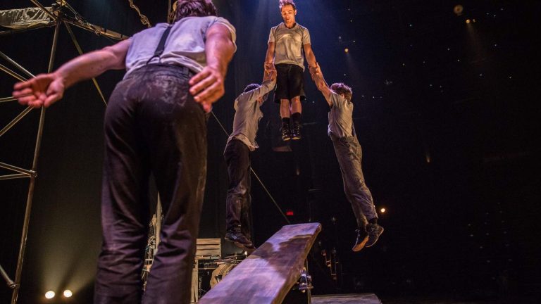 The Quebec company Machine de Cirque juggles between gags and high aerobatics at the Maison de la danse in Lyon