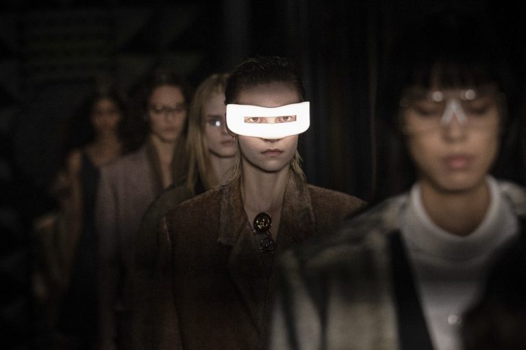 The “glasses of light”, a key accessory in Louis Vuitton’s women’s collection