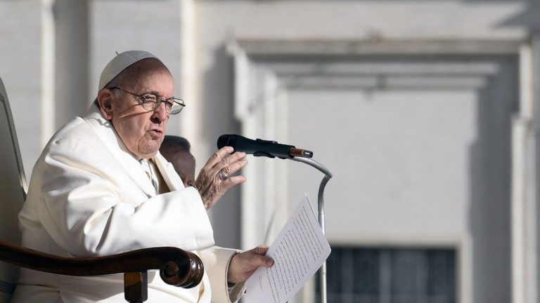 The health of the pope, hospitalized for bronchitis, is in “marked improvement”