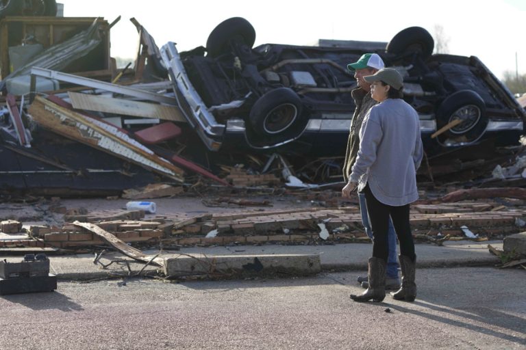 Tornado kills at least 25 people in Mississippi