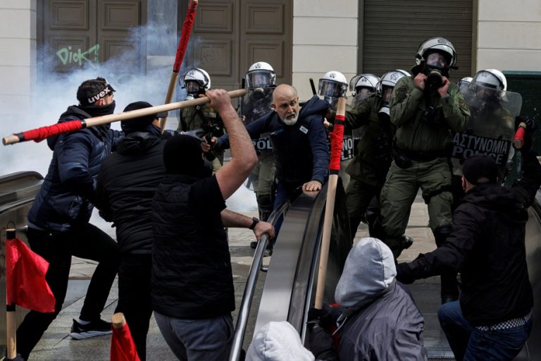 Train collision in Greece |  Anger turns to violence in Athens