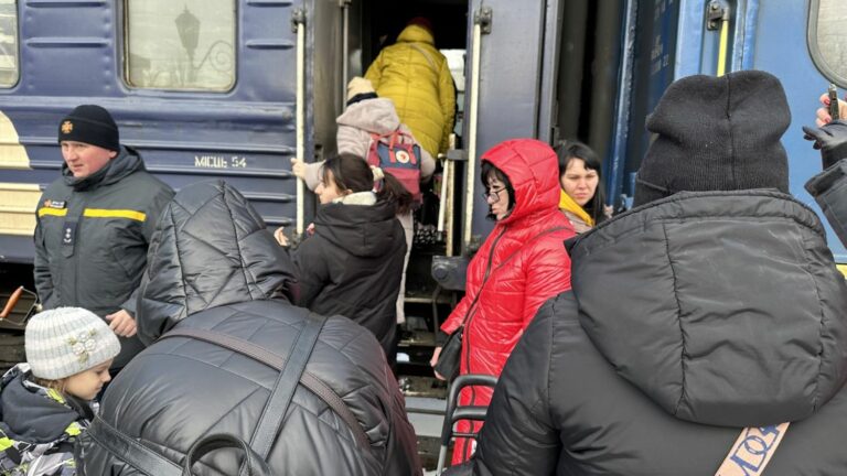 Ukrainian civilians fleeing the Bakhmout area at the last minute testify