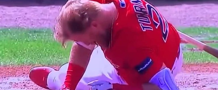 [VIDÉO] A Red Sox player takes a throw in the face