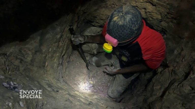 VIDEO.  In the Democratic Republic of Congo, a cobalt mine just under the house, twenty meters underground