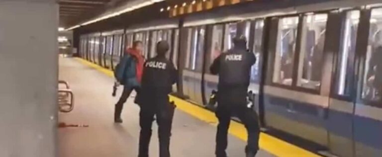 [VIDÉO] Laval: the images of a muscular police intervention in the metro make people react