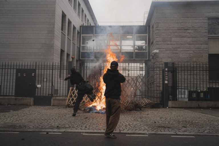 VIDEO.  Pension reform.  Start of fire at the Lorient police station.  Police targeted by protesters