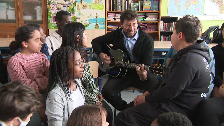 Visiting a school in Lille, Patrick Bruel pays tribute to teachers, “first heroes of the Republic”