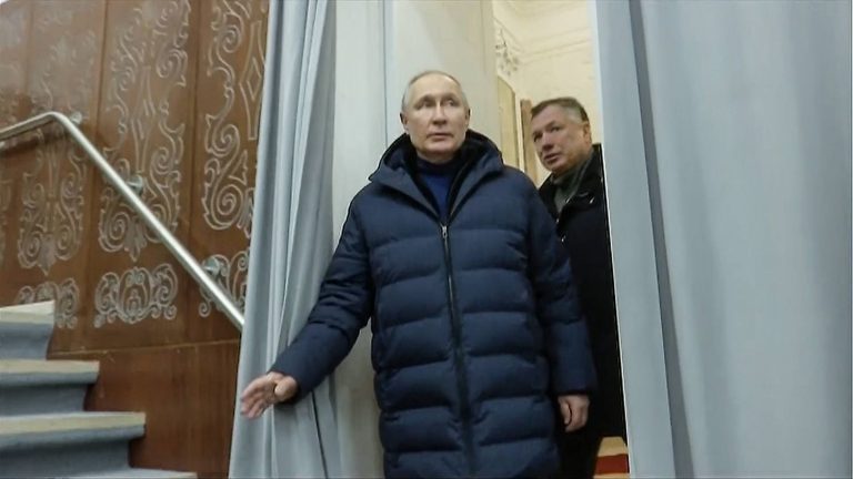 Vladimir Putin visited Mariupol, the first visit of the Russian president to a conquered zone