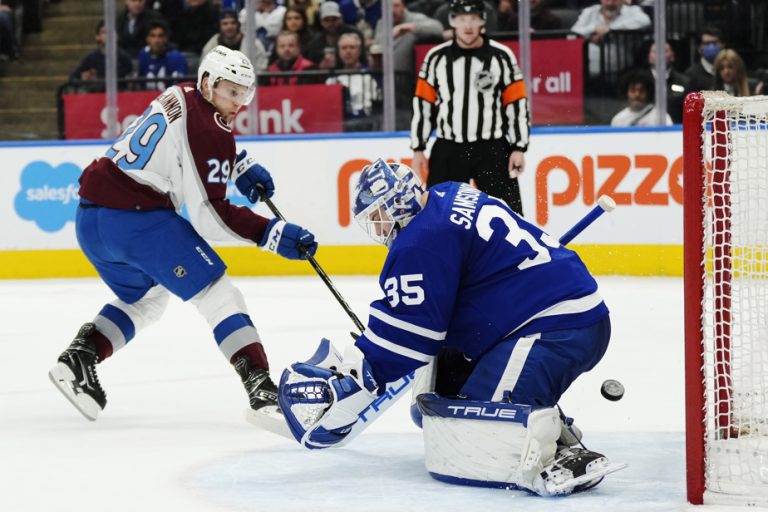 Wednesday in the NHL |  Nathan MacKinnon helps Avalanche beat Maple Leafs in shootout