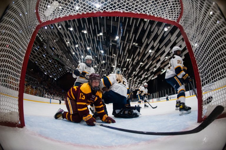 Women’s college hockey |  Stingers vying for gold, Carabins for bronze