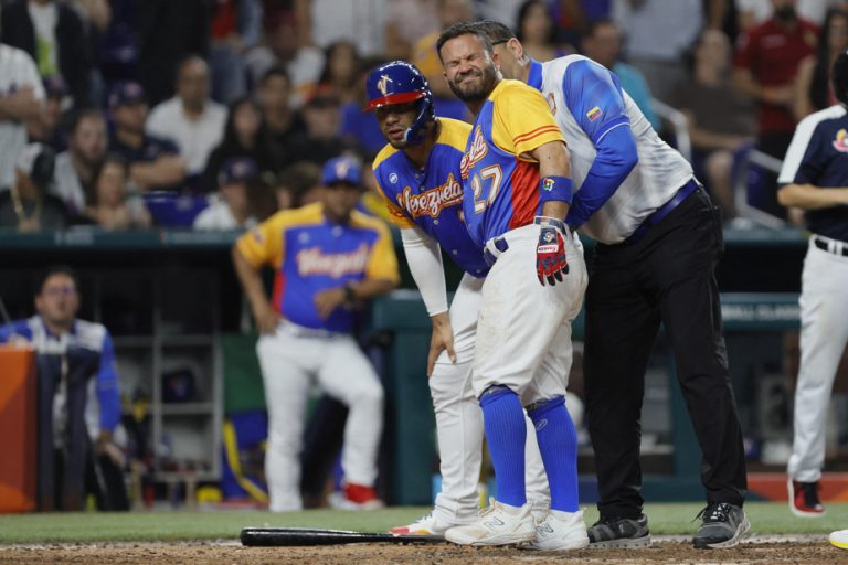 World Baseball Classic |  Jose Altuve fractures his right thumb