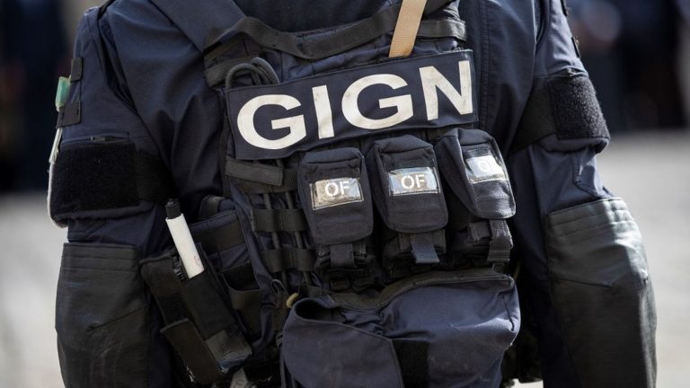 a GIGN policeman killed during an operation against clandestine gold diggers, Emmanuel Macron expresses “his great emotion”