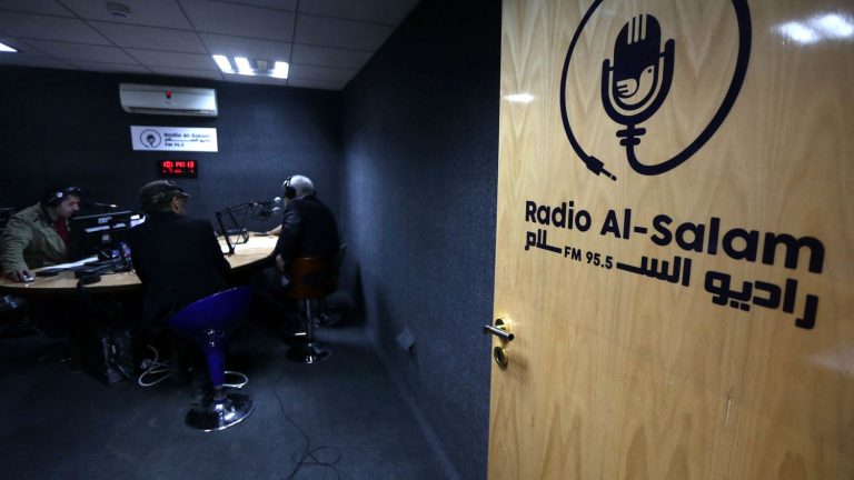 a documentary retraces the history of a radio station created in Iraq, against Daesh