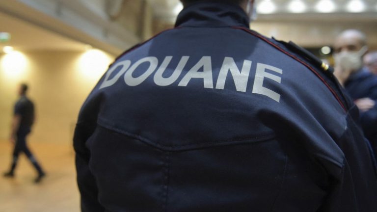 a “model” customs officer from Roissy indicted and remanded in custody