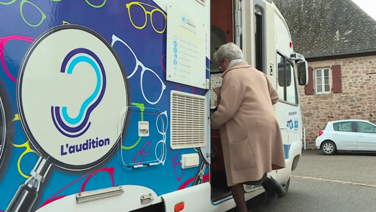 a traveling optician in the isolated villages of Corrèze